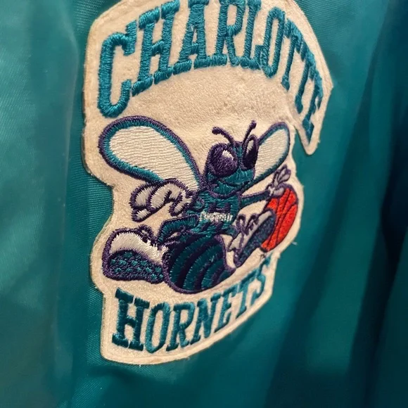 Nice Vintage Chalk Line Charlotte Hornets Size XL Starter Style Spellout Rare